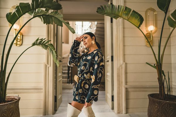 Oser la ceinture pour robe pull : réinventer son look automne-hiver