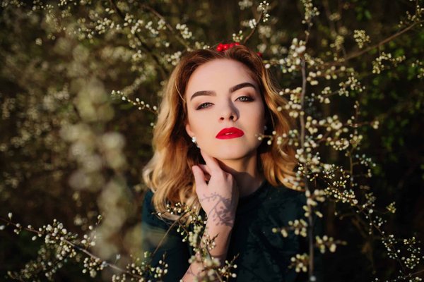 Comment créer un look chic avec un poncho en laine sans paraître négligé?