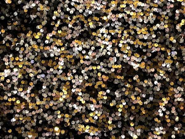 Quels conseils pour intégrer des pièces à sequins dans une tenue de journée sans exagération ?