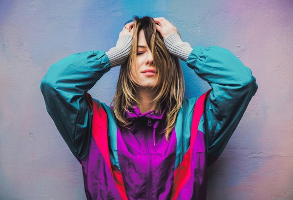 Comment associer un pull à col roulé et une jupe crayon pour un look hivernal de bureau?